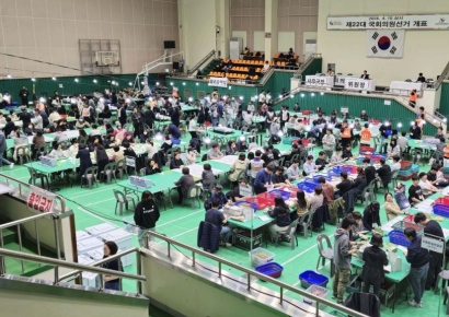 총선 개표율 70% 돌파…민주 159곳, 국힘 92곳 '1위'