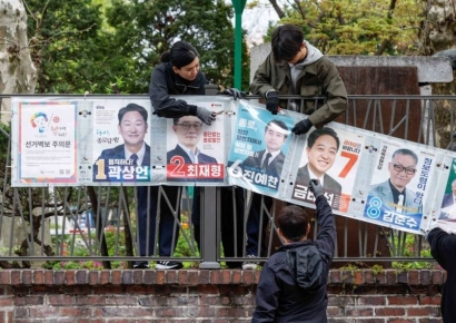 [포토] 제22대 국회의원선거 종료 '선거벽보 철거'