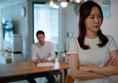 "남편이 10년 사귄 여친과 연락…별일 아니라는데 믿어도 되나요"