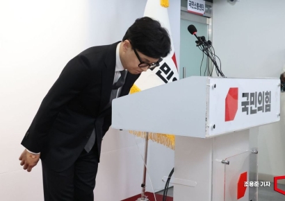 [포토] 인사하는 한동훈 비상대책위원장