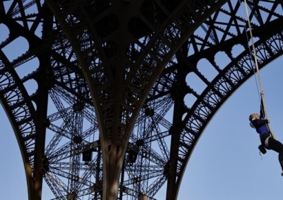 "암 투병 어머니 위해" 밧줄로 에펠탑 100m 오른 여성 '세계 기록'