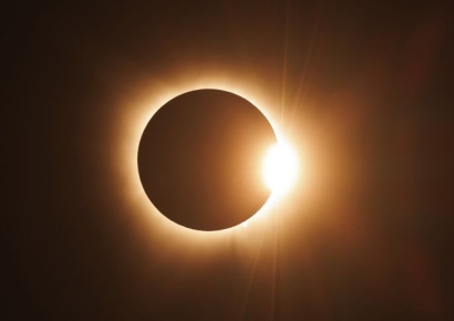 차밖으로 두 자녀 밀어낸 미국 엄마…개기일식 종말론 탓?