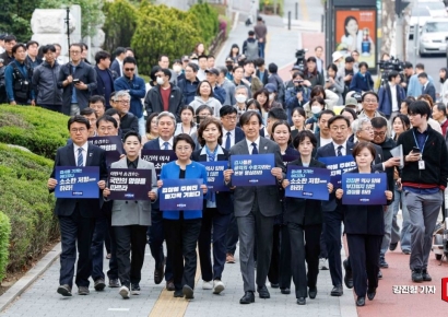[포토] 조국 대표, 총선 뒤 첫 행보는 검찰 규탄 기자회견