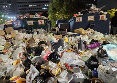 [르포]라면 그릇 뒹굴고 담배꽁초 투성이…쓰레기로 뒤덮인 한강공원