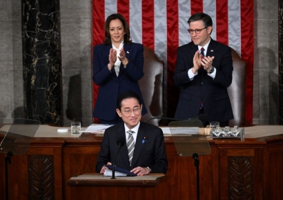 日총리 "세계 민주주의 위협…美와 함께 국제질서 유지"