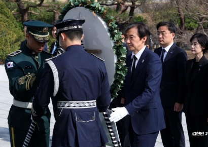 [포토] 현충탑에 헌화하는 조국 대표