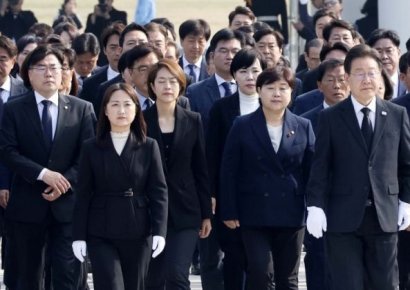 [포토] 서울현충원 참배하는 더불어민주당-더불어민주연합