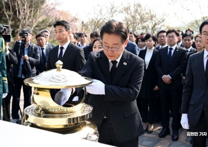 [포토] 김대중 묘역 참배하는 이재명 대표
