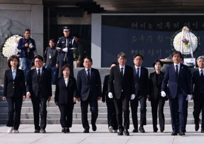 현충원 참배한 조국 "사즉생 각오로 정치 임할 것"
