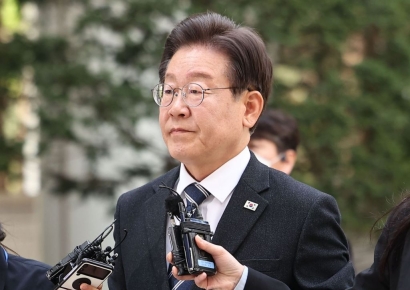 이재명, 총선 승리 후 재판 첫 출석…취재진 질문에 '묵묵부답'