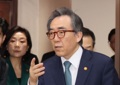 조태열, 美 여객기 사고에 "깊은 슬픔"…한국인 탑승 여부 확인 중