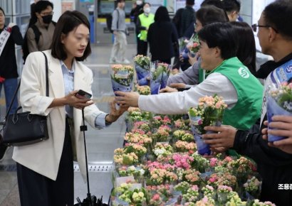 [포토] 시민들에게 꽃 나눠주는 서울교통공사