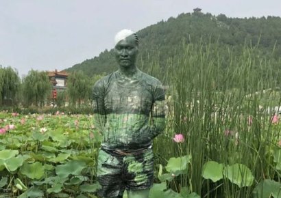 "AI가 만든 줄"…중국 '투명인간' 예술가 화제