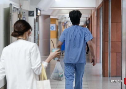 전공의 퇴로 여는 정부, '사직서 수리 금지'→'수리 검토'…전공의 복귀 '자신감'
