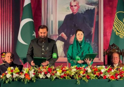 파키스탄 첫 여성 총리…경찰복 입었다고 논란, 왜?