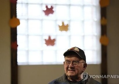 한국전 때 박힌 파편과 73년…美 노병에 뒤늦은 퍼플하트 훈장 