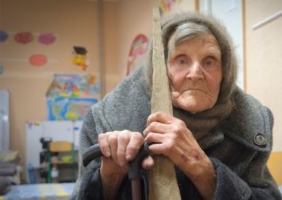 지팡이에 의지한 채 '용감한 탈출'…98세 우크라 할머니 집 생긴다