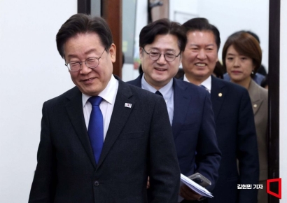 [포토] 최고위원회의 참석하는 이재명 대표