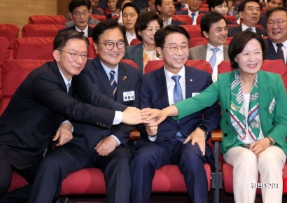[포토] 손잡은 추미애-조정식-우원식-정성호