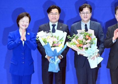 [포토] 민주당 새 원내대표에 '친명' 박찬대 선출
