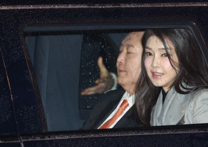 WSJ "한국 영부인이 남편 자리를 위태롭게 하고 있다"