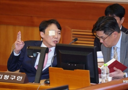 [포토] 변호인과 이야기하는 이정섭 검사