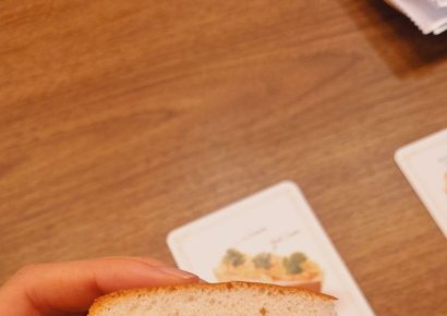 [르포] 3시간 대기 끝 먹어본 '마라맛 크림빵'…"기상천외 맛"