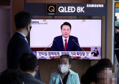 [포토] 윤석열 대통령 2주년 기자회견 지켜보는 시민들