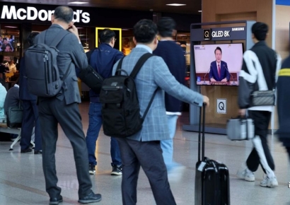 [포토] 발걸음 멈춘 채 대통령 기자회견 바라보는 시민들