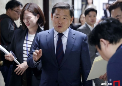 "간신을 간신이라 했다고 명예훼손 피소…선배로서 참담해"