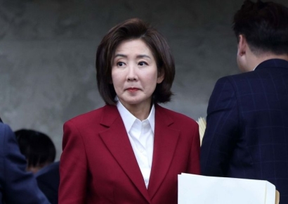 [포토] 당선자총회 참석하는 나경원