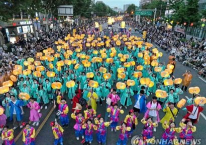 서울도심 5만명 연등행렬…내일은 뉴진스님 '부처핸섬'