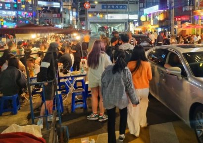 사람·車·포장마차 뒤엉킨 포차거리…식당 상인들 불만폭주