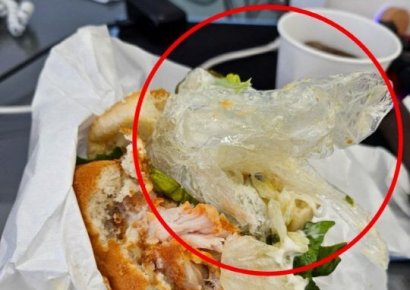 햄버거에 비닐장갑…프랜차이즈 업체, 증거 회수한 뒤 ‘모르쇠’