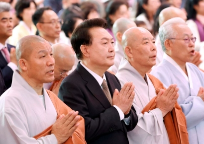 尹 "늘 부처님 마음 새기며 올바른 국정 펼치기 위해 최선 다할 것"(종합)