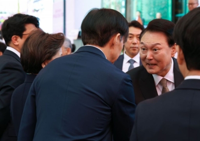 尹 "부처님 마음 새기며 국정 최선 다할 것"…조국과 악수(종합2보)