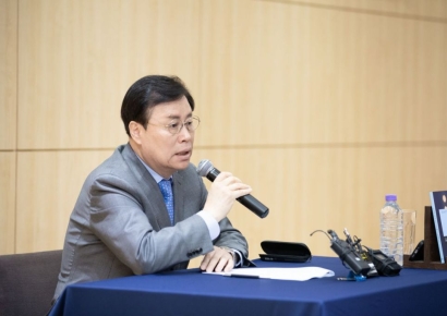 도종환 前장관 새 시집 "정치인 역할 다시 주어질지 알수 없어"