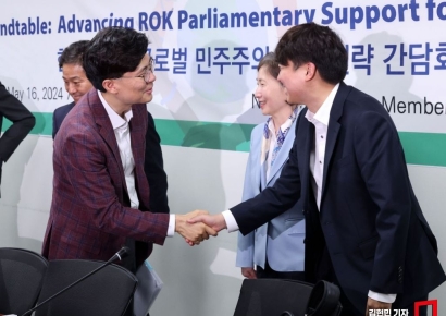 [포토] 악수하는 이준석-조정훈