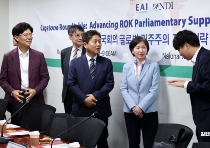 [포토] 간담회서 대화하는 이준석-김영배-조정훈