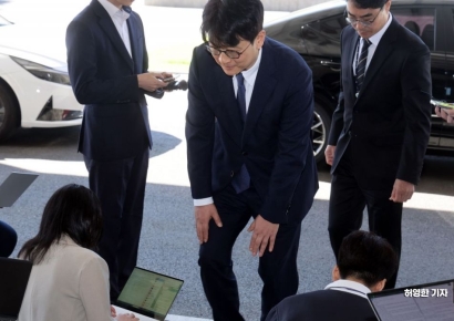 [포토] 이창수 중앙지검장 기자들 사이로 첫출근