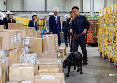 [포토] 해외 배송 물류 마약탐지 나선 마약탐지견