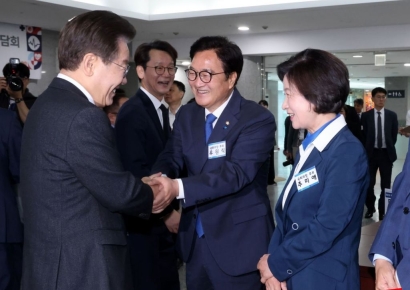 [포토] 우원식 후보와 악수하는 이재명