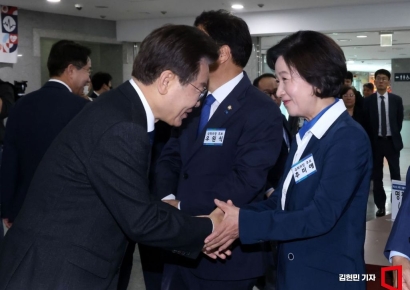 [포토] 악수하는 이재명-추미애