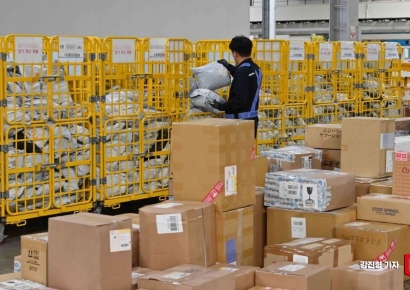 [포토] 중국발 장기 재고 화물 정리하는 인천공항세관
