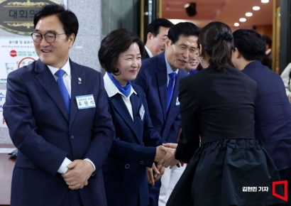 [포토] 당선인들과 인사하는 추미애 