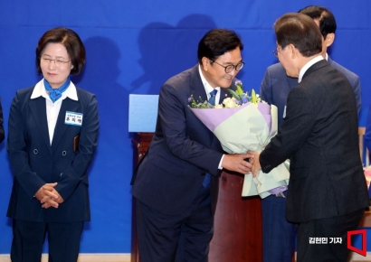 [포토] 민주 우원식, 추미애 꺾고 국회의장 후보 선출 '이변'