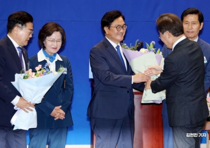 [포토] 우원식 국회의장 후보에게 꽃다발 건네는 이재명 대표