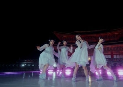 뉴진스, 경복궁 근정전 무대 올라…'K팝 걸그룹 최초'