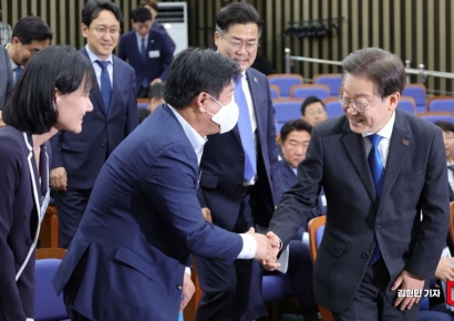 [포토] 참석자들과 인사하는 이재명 대표