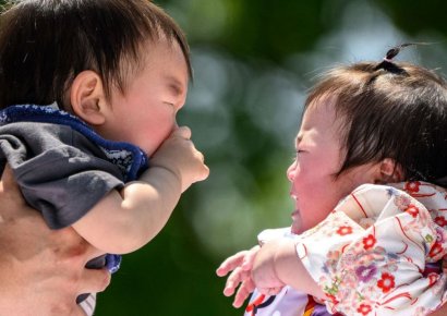 "애 낳는 가격도 자꾸 올라요" 임산부 울상…출산비 의료보험 적용 추진하는 일본
